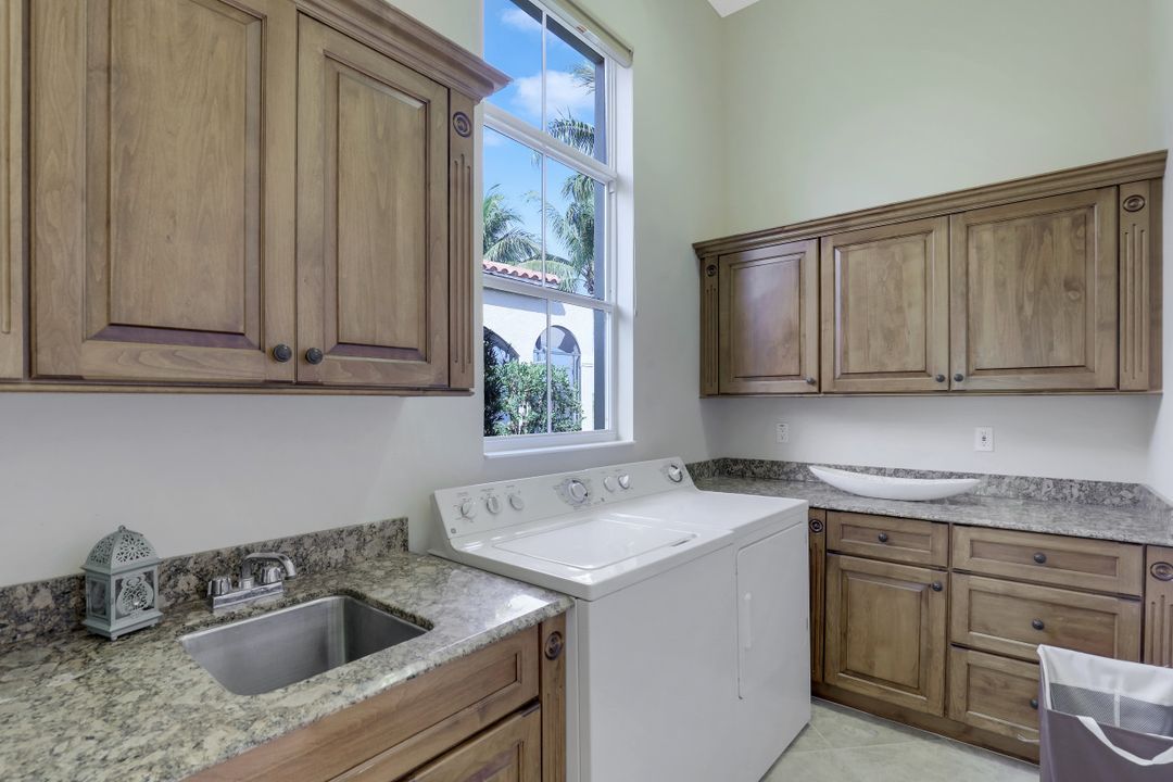 8560 Bellagio Dr, Naples, FL 34114