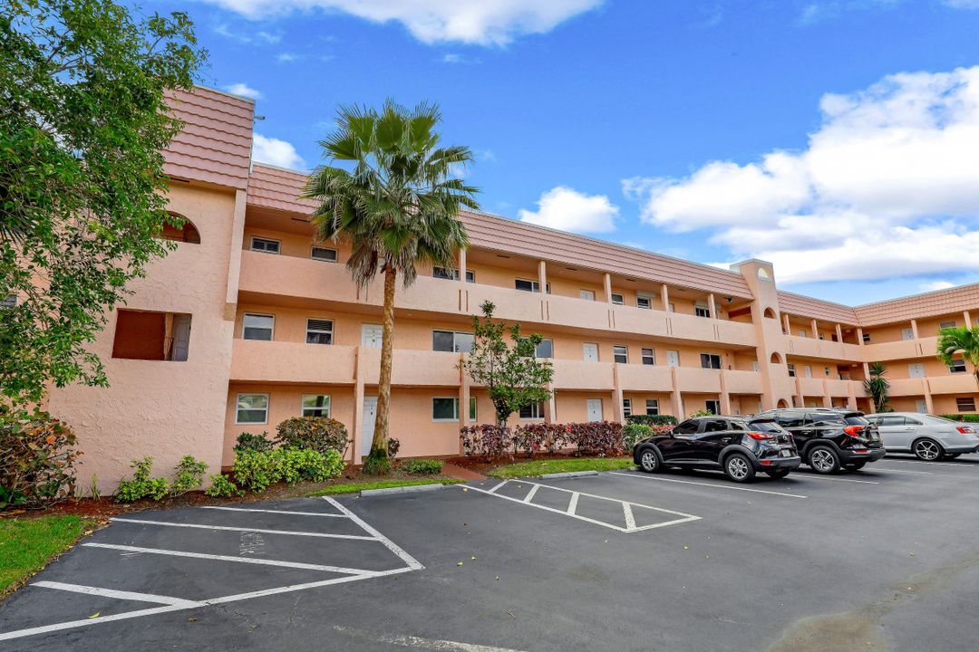 200 Forest Lakes Blvd #203, Naples, FL 34105