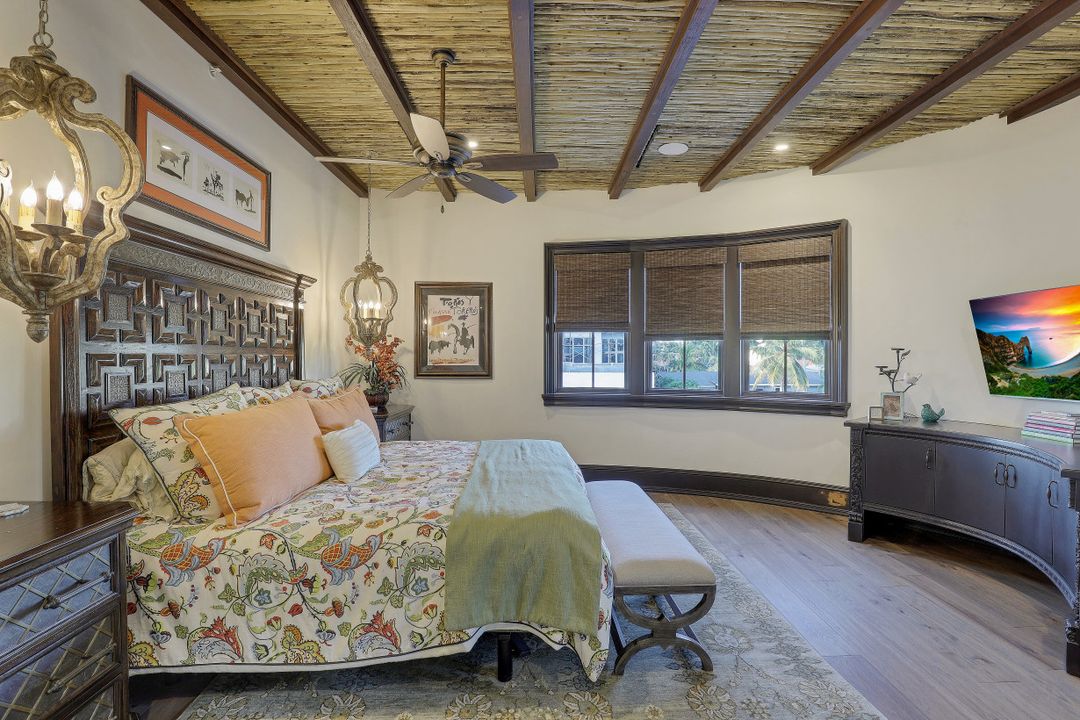 10080 Gulf Shore Dr, Naples, FL 34108