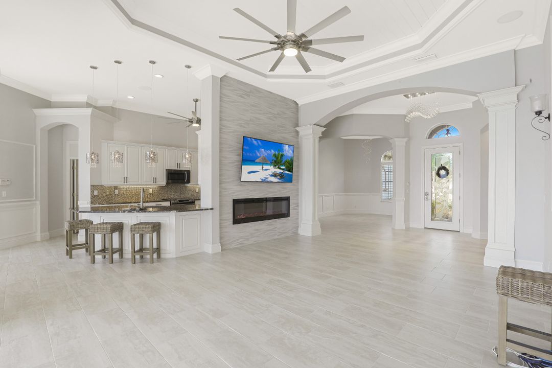 8826 Spinner Cove Ln, Naples, FL 34120