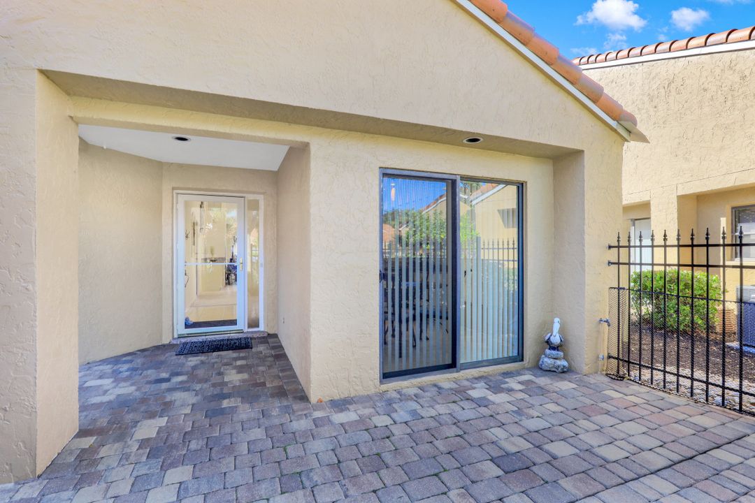 547 Beachwalk Cir, Naples, FL 34108