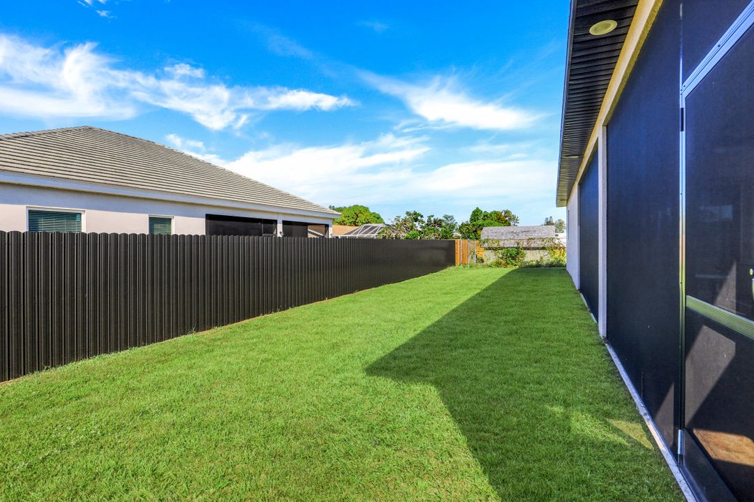 25 Crestwood Cir S, Lehigh Acres, FL 33936