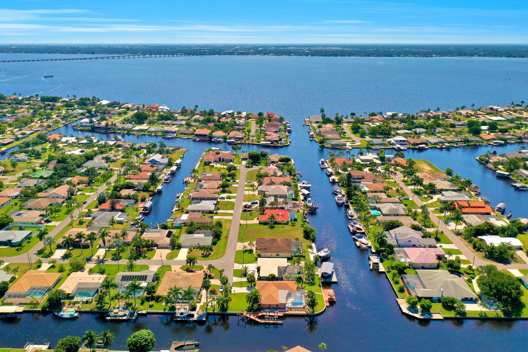 1902 SE 32nd St, Cape Coral, FL 33904
