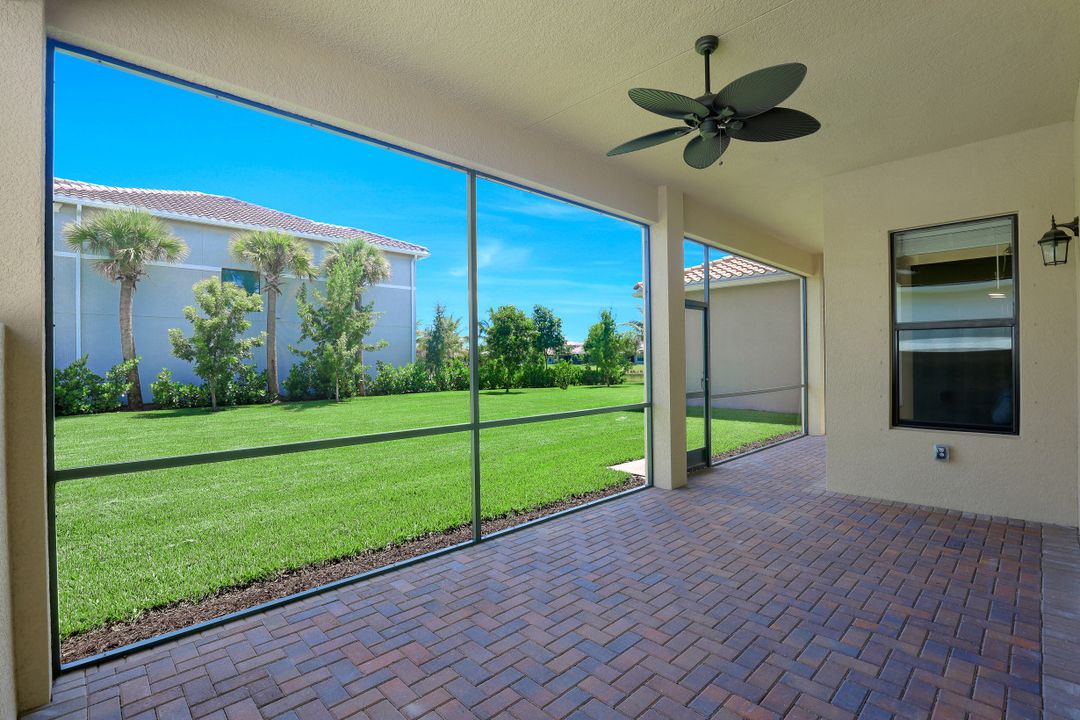 4489 Aurora St, Naples, FL 34119