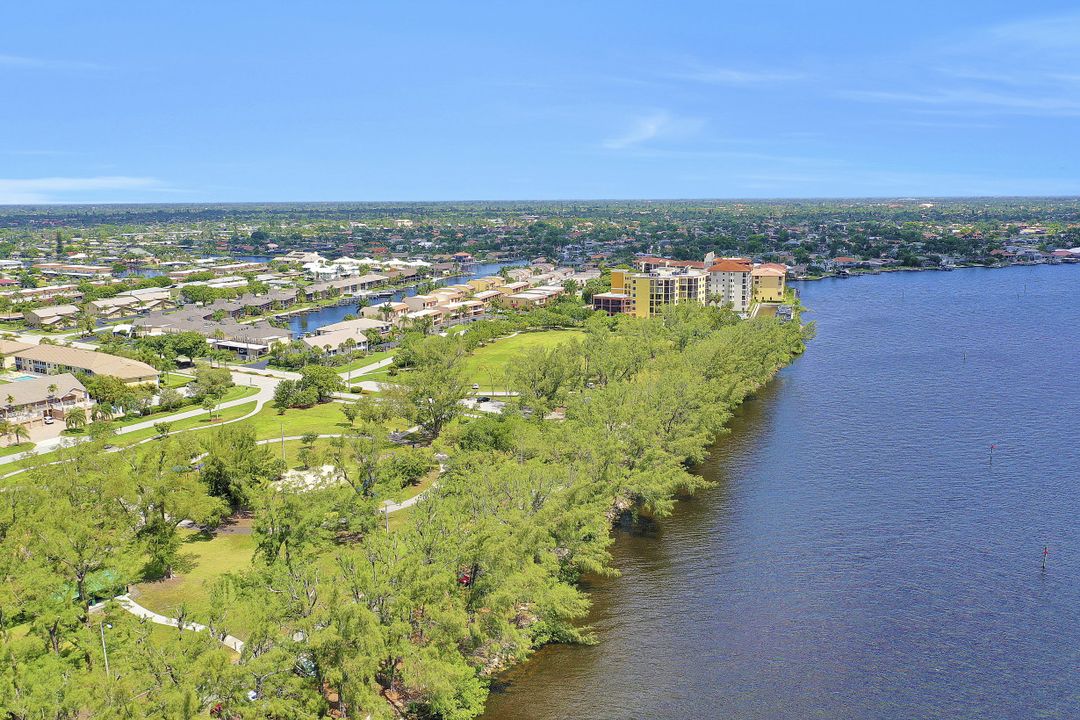 4015 SE 20th Pl, Cape Coral, FL 33904