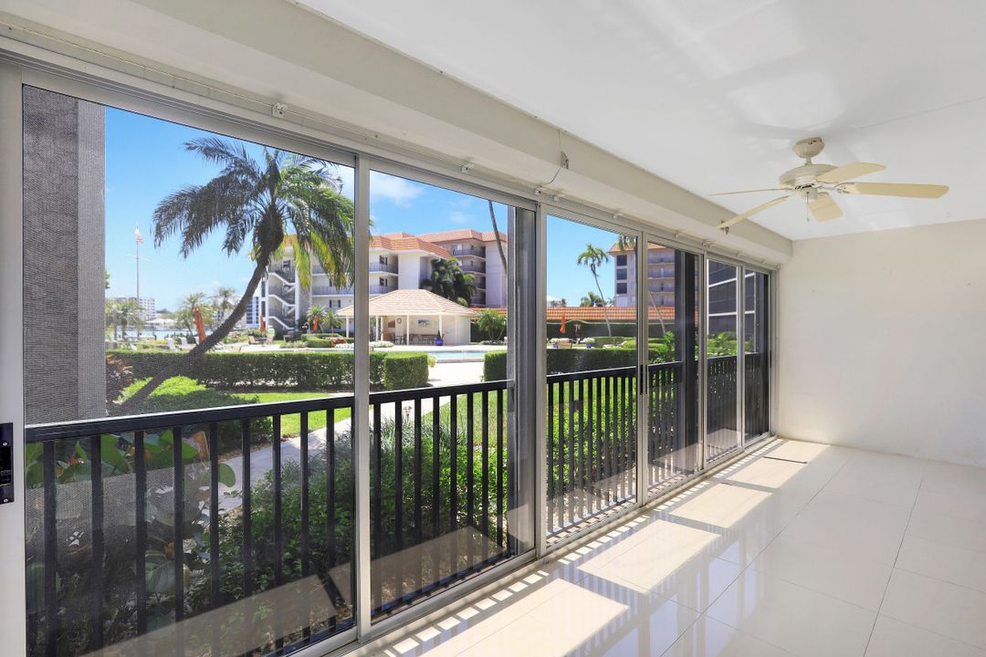 222 Harbour Dr #104, Naples, FL 34103