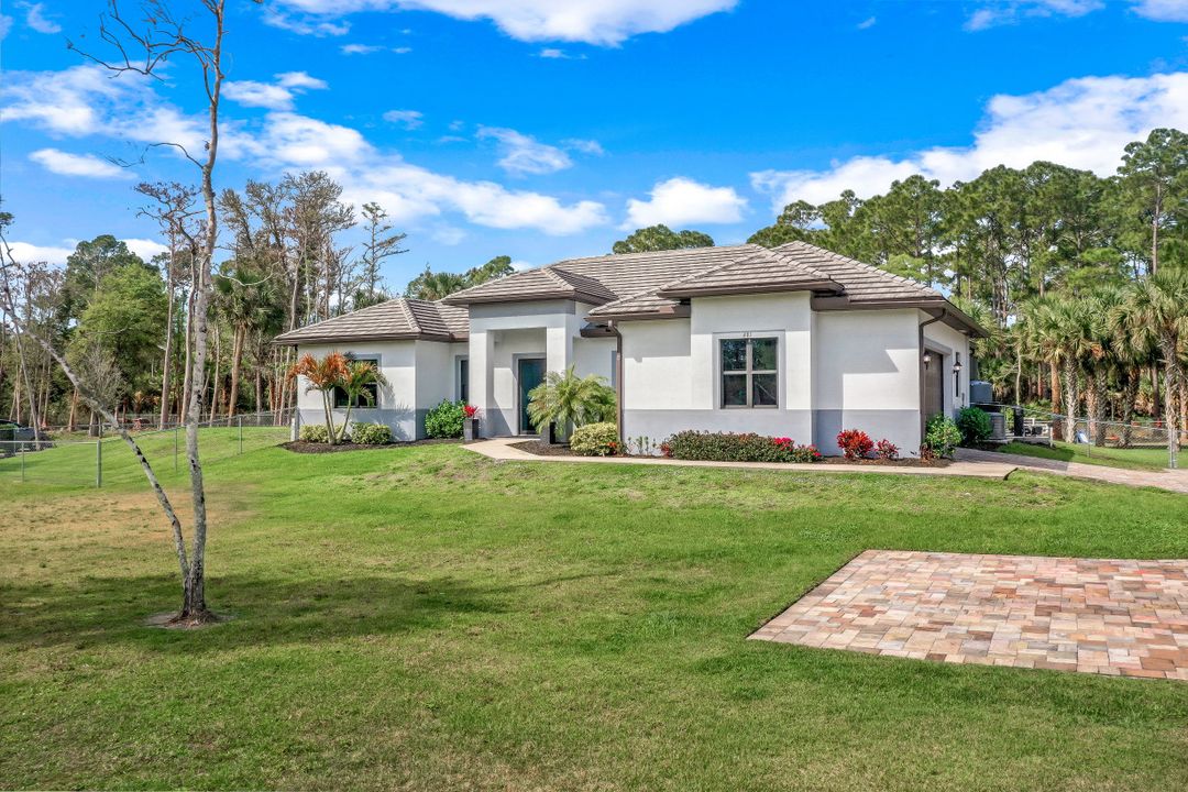 481 7th St NW, Naples, FL 34120