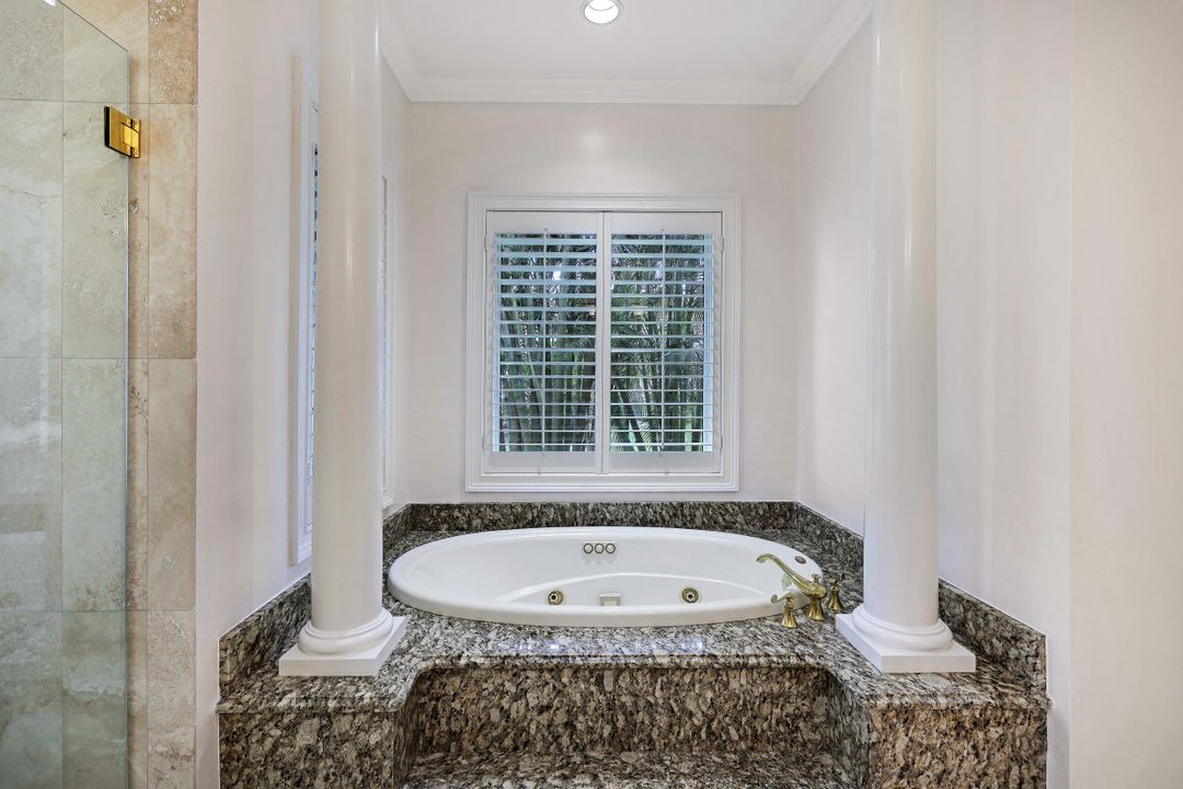 313 Chancery Cir, Naples, FL 34110