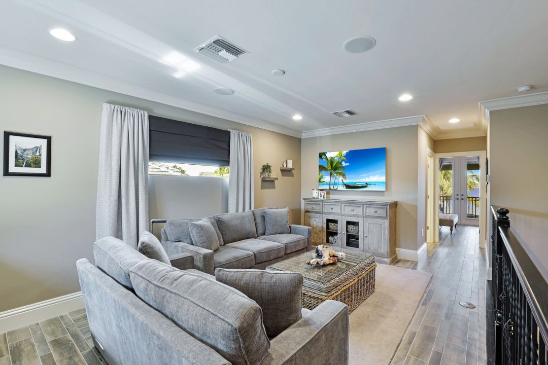 9067 Breakwater Dr, Naples, FL 34120