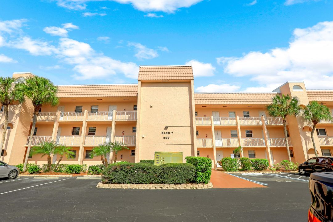 200 Turtle Lake Ct #303, Naples, FL 34105