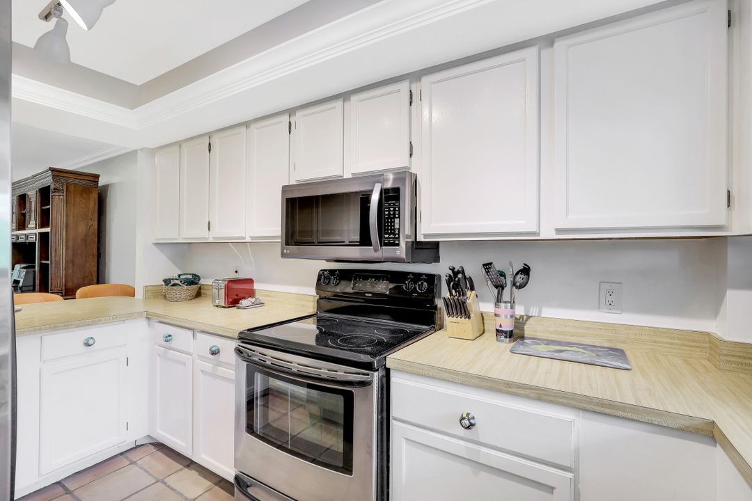 990 8th St S #2 B, Naples, FL 34102