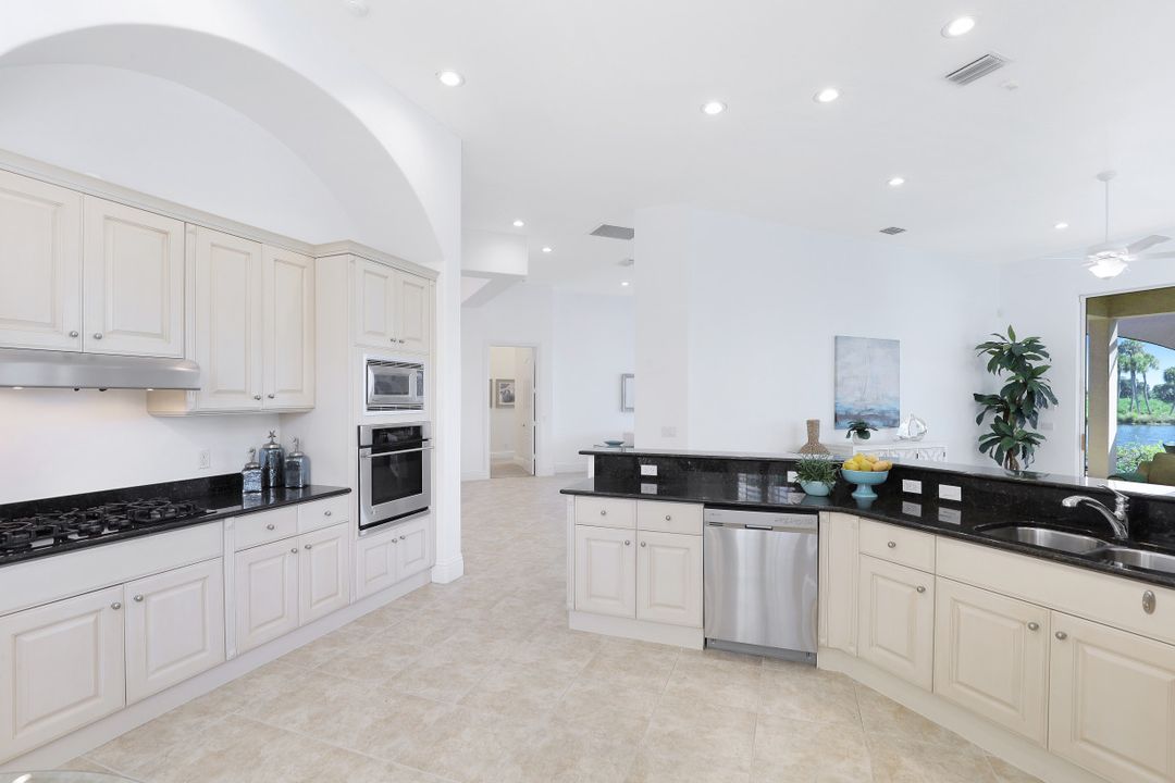 8516 Bellagio Dr, Naples, FL 34114