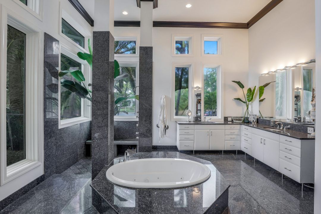 6262 Standing Oaks Ln, Naples, FL 34119