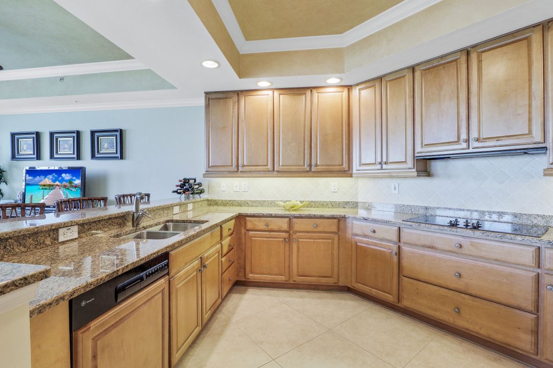 295 Grande Way #905, Naples, FL 34110