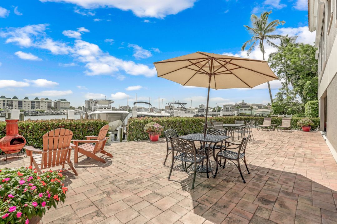 9103 Vanderbilt Dr #307, Naples, FL 34108