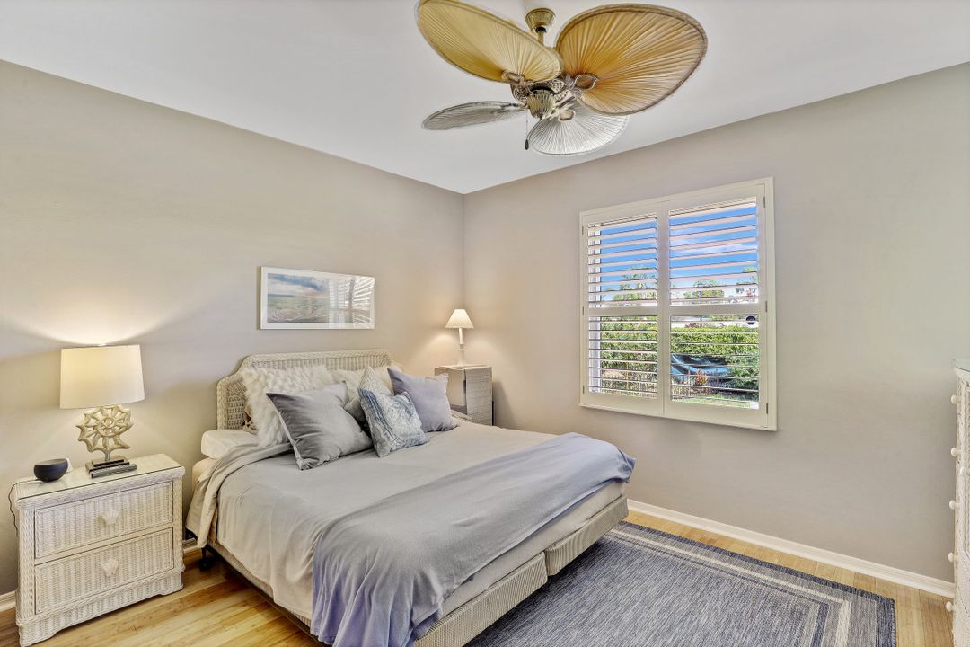 200 Stanhope Cir, Naples, FL 34104