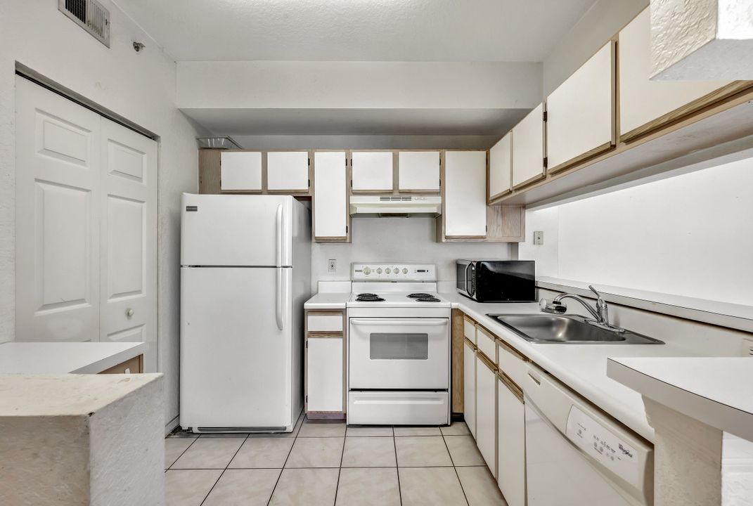 6400 Aragon Way #206, Fort Myers, FL 33966