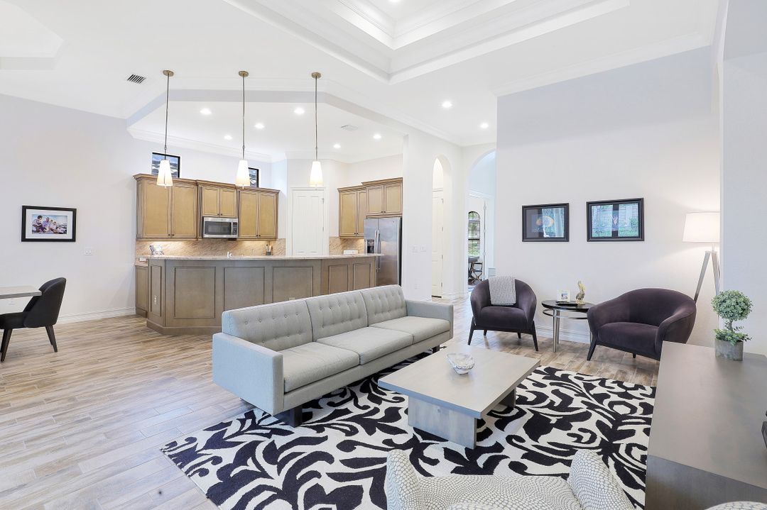 7327 Lantana Cir, Naples, FL 34119