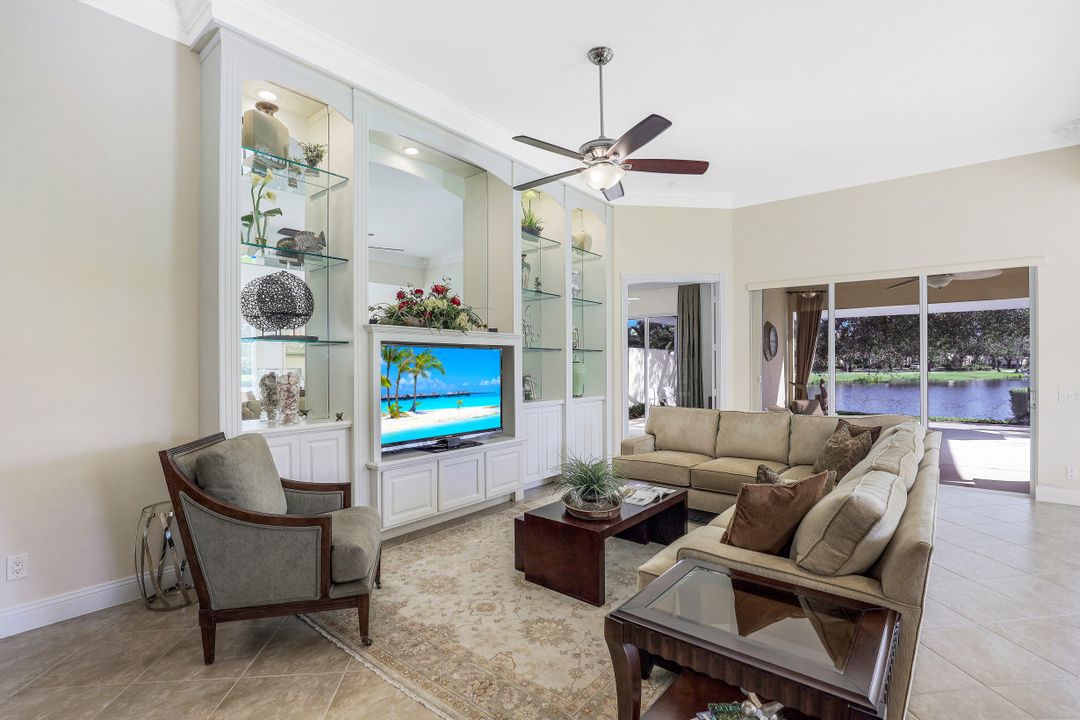 5500 Freeport Ln, Naples, FL 34119