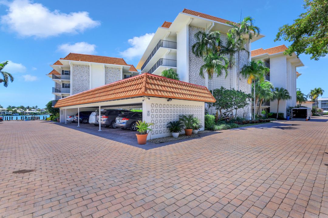 222 Harbour Dr #104, Naples, FL 34103