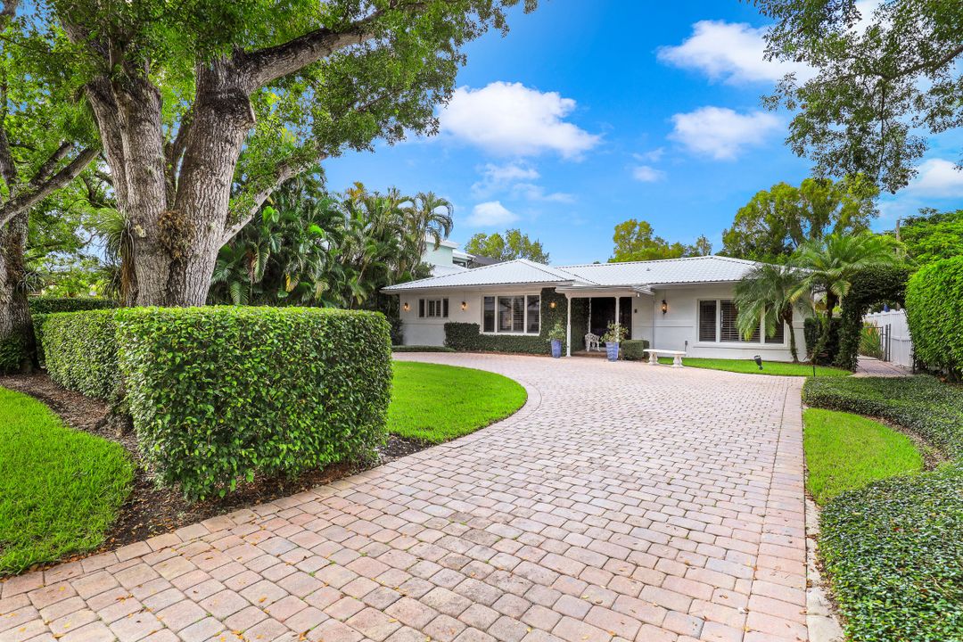 349 2nd Ave N, Naples, FL 34102