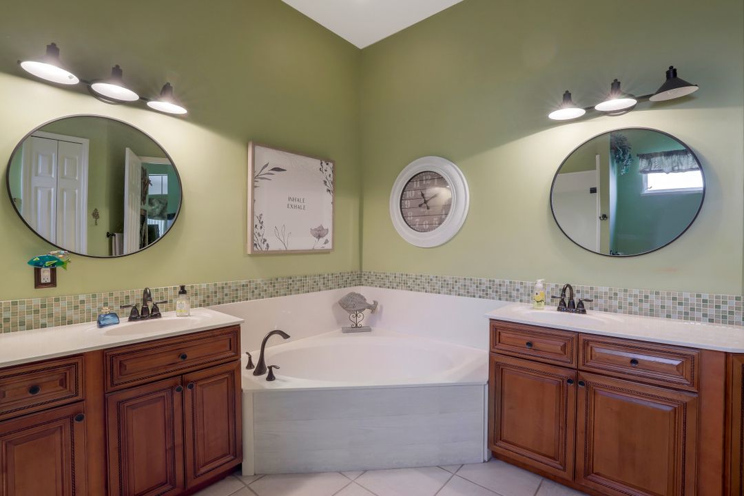 3640 Sawgrass Ct, Bonita Springs, FL 34134