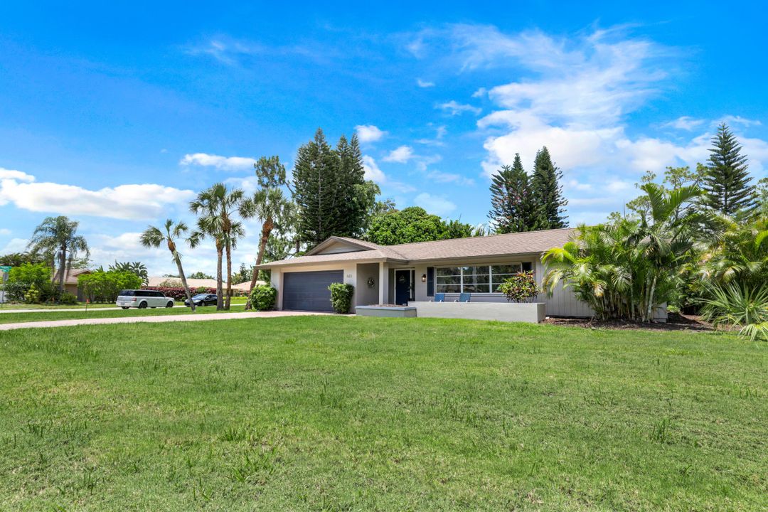 633 Cypress Way E, Naples, FL 34110