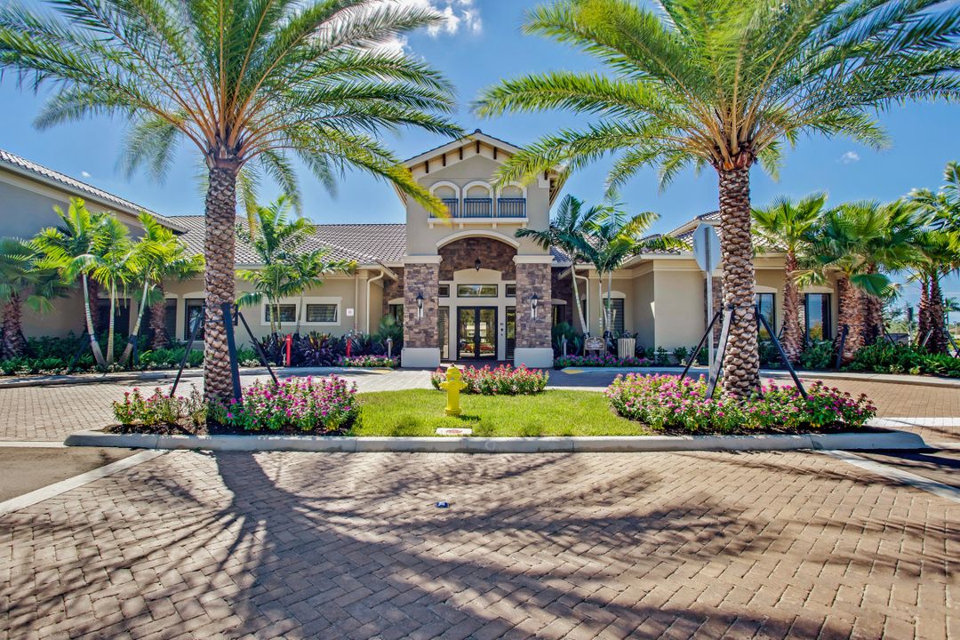 3195 Pacific Dr, Naples, FL 34119