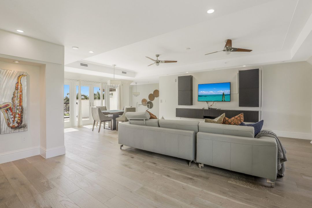 875 9th St S #PH, Naples, FL 34102