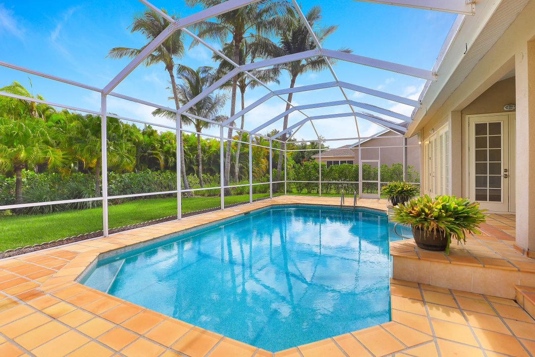 1905 Fairfax Cir, Naples, FL 34109