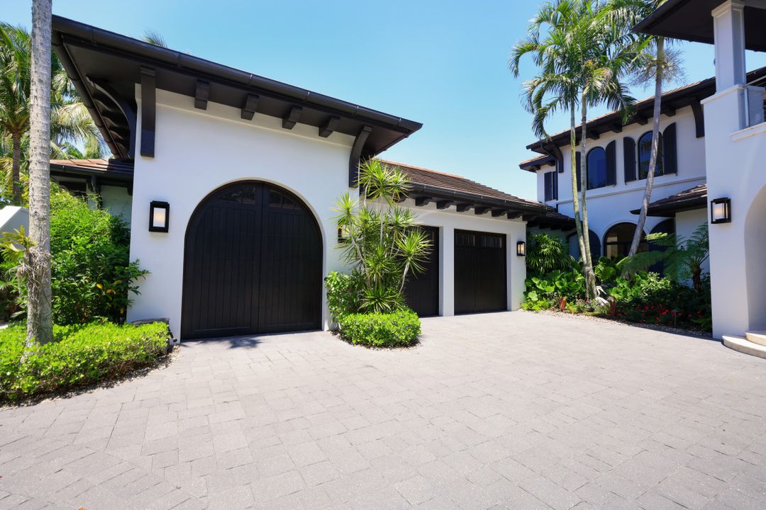 970 Aqua Cir, Naples, FL 34102