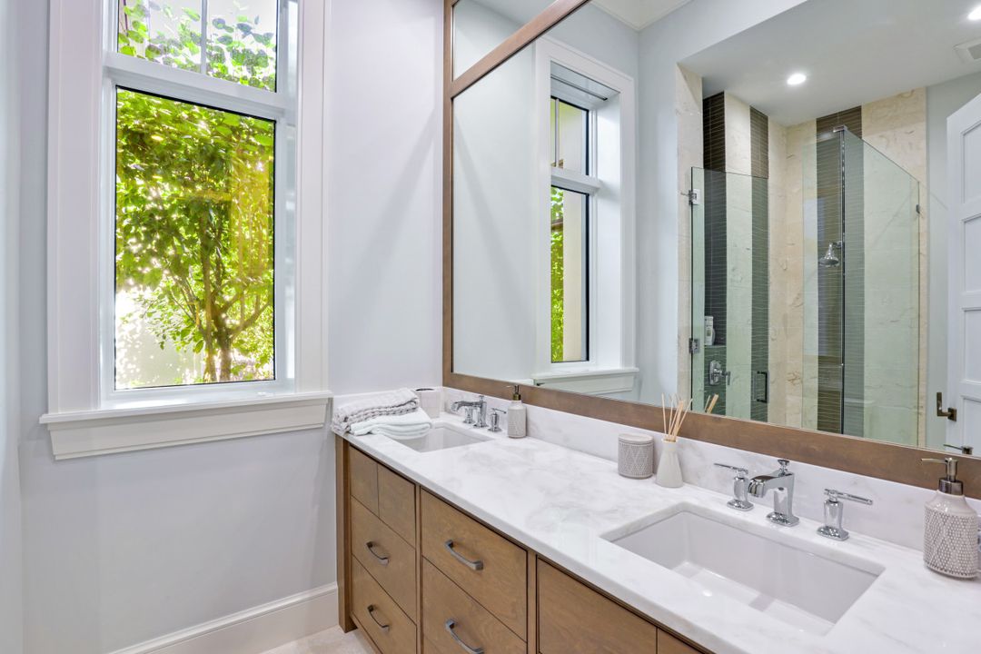 810 Bentwood Dr, Naples, FL 34108