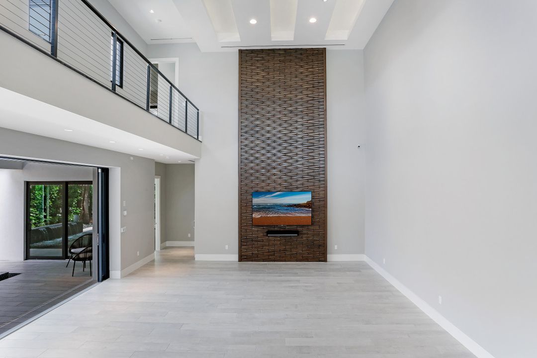 625 Fairway Terrace, Naples, FL 34103