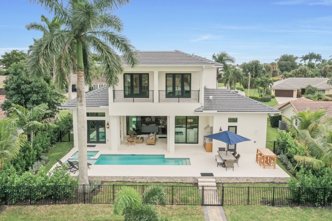 725 Parkview Ln, Naples, FL 34103