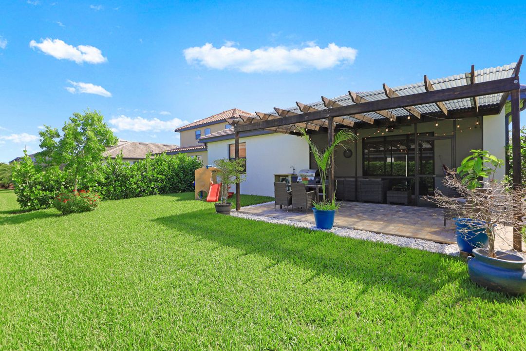 9231 Shadow Oak Ln, Naples, FL 34120