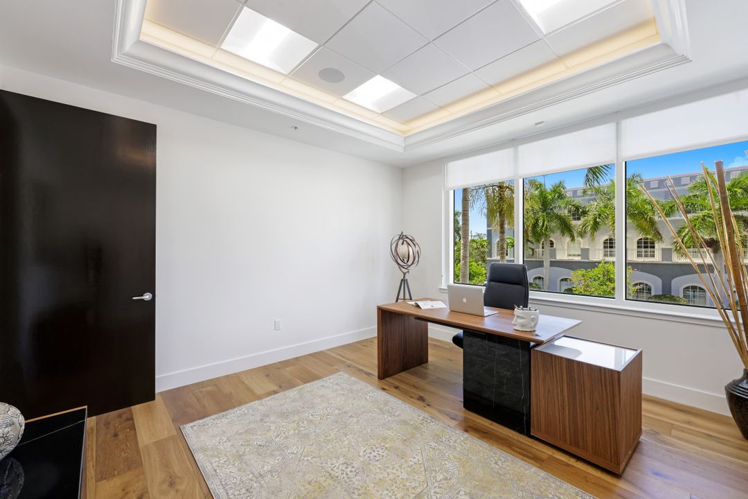 599 Tamiami Trail N #200, Naples, FL 34102