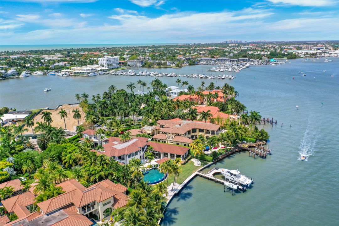 970 Aqua Cir, Naples, FL 34102