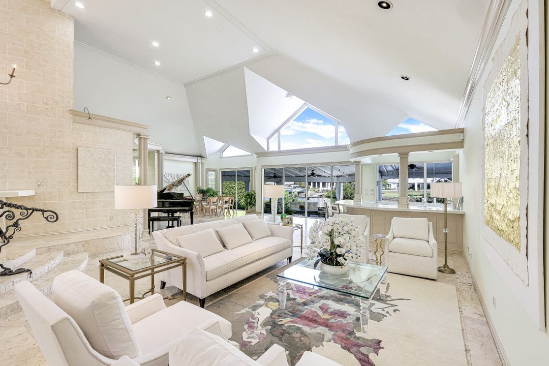 925 Spyglass Ln, Naples, FL 34102