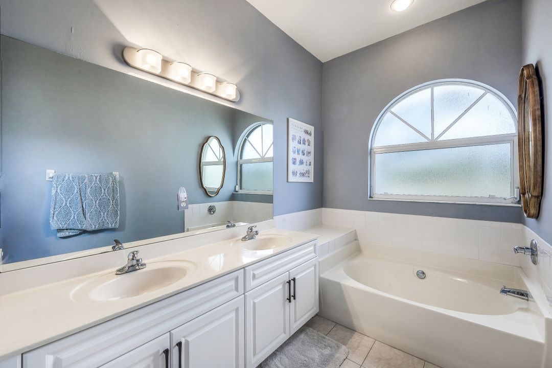 8755 Naples Heritage Dr, Naples, FL 34112