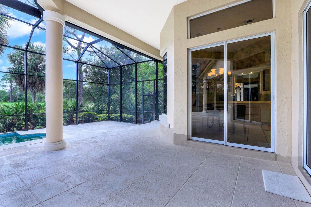 987 Barcarmil Way, Naples, FL 34110