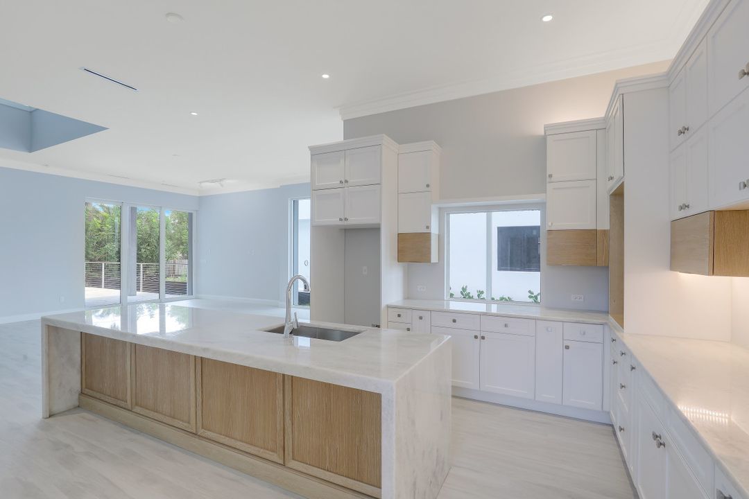 859 92nd Ave N, Naples, FL 34108