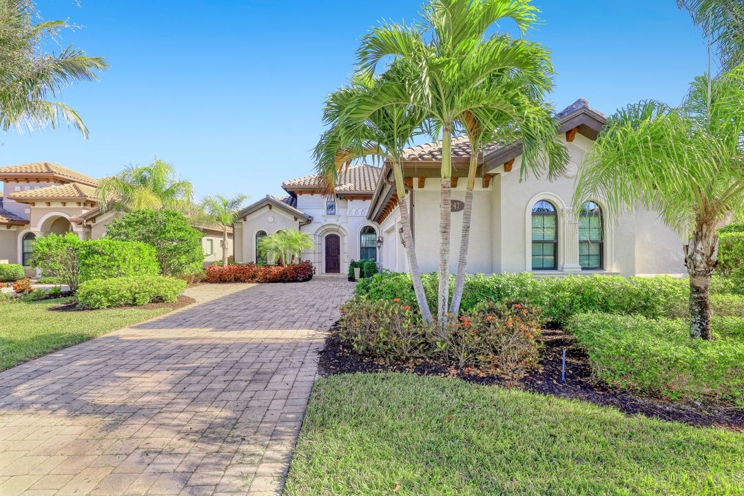 7247 Lantana Cir, Naples, FL 34119