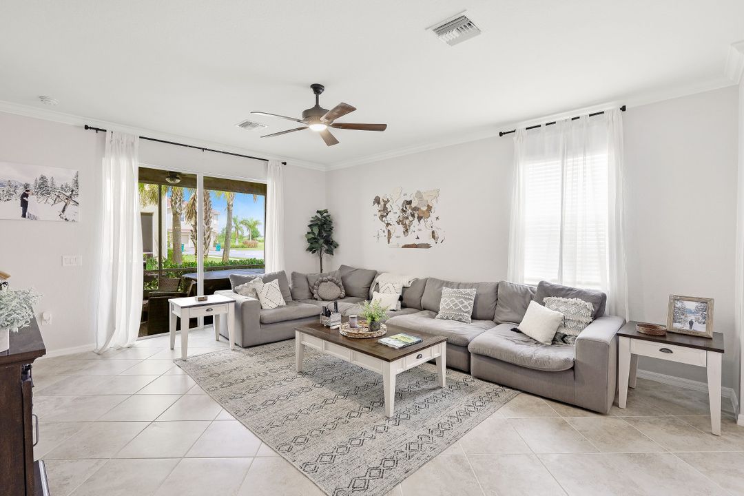 2727 Blossom Wy, Naples, FL 34120