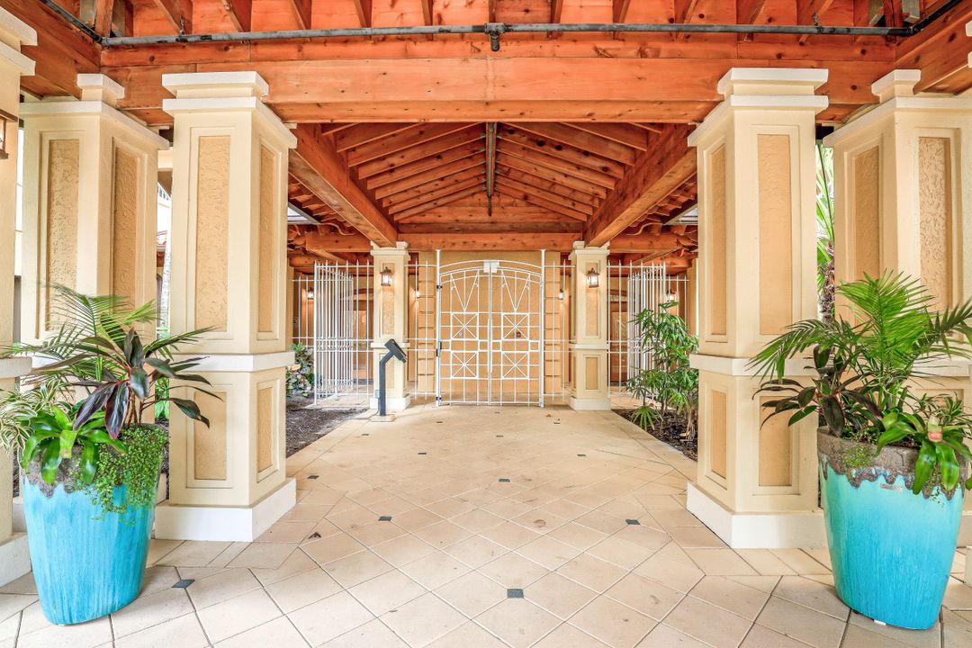 2728 Tiburon Blvd E #302, Naples, FL 34109