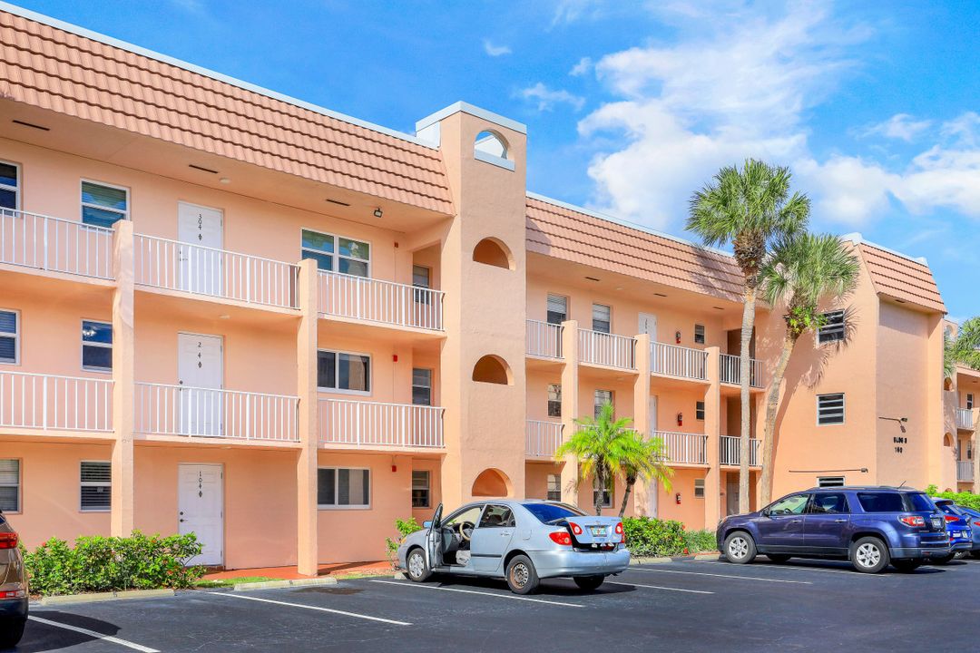 160 Turtle Lake Ct #204, Naples, FL 34105