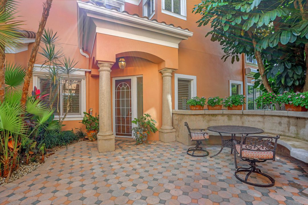 630 Via Mezner #1001, Naples, FL 34108