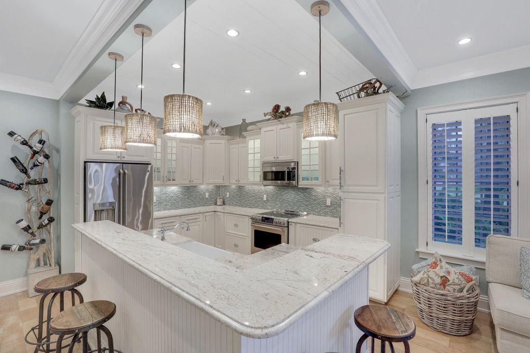 572 7th Ave N, Naples, FL 34102