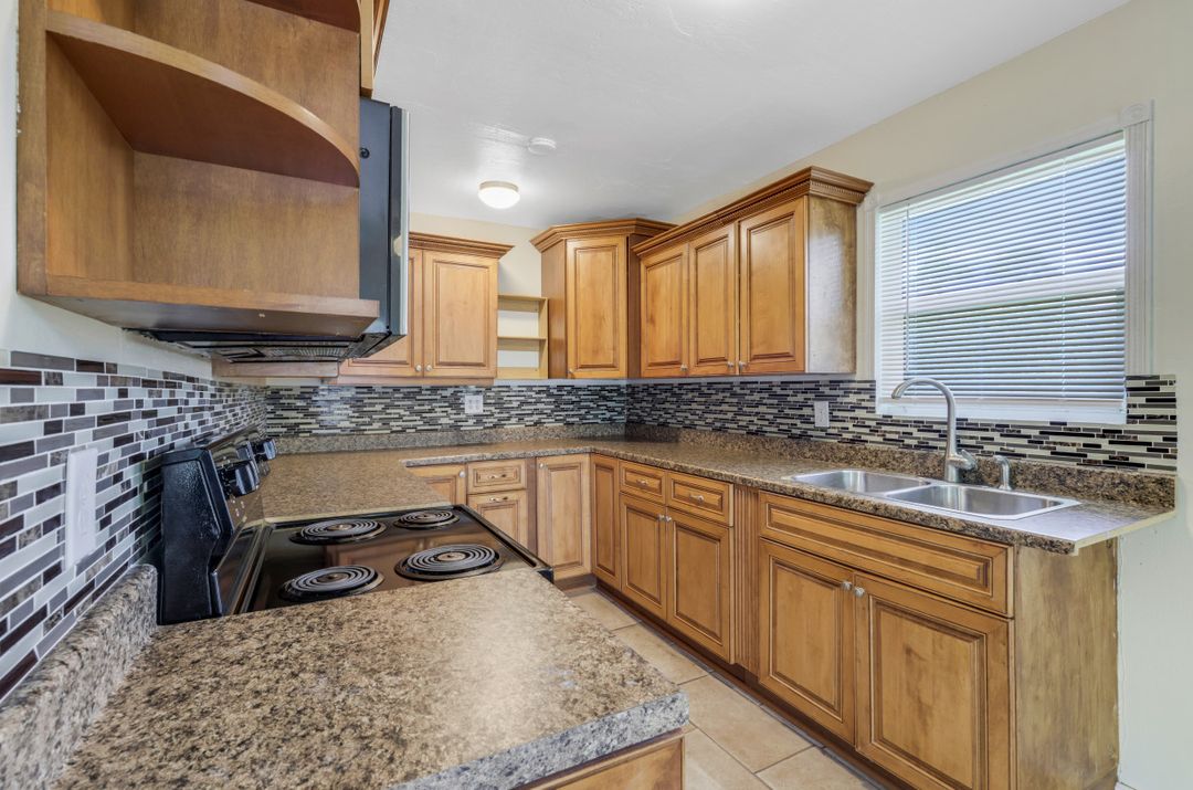 5202 Cypress Ln, Naples, FL 34113