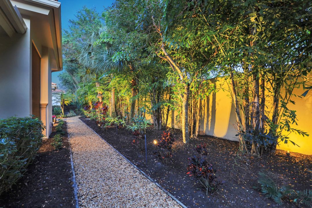 2086 Torino Way, Naples, FL 34105