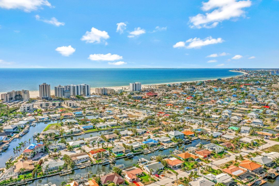 9 Sunview Blvd, Fort Myers Beach, FL 33931